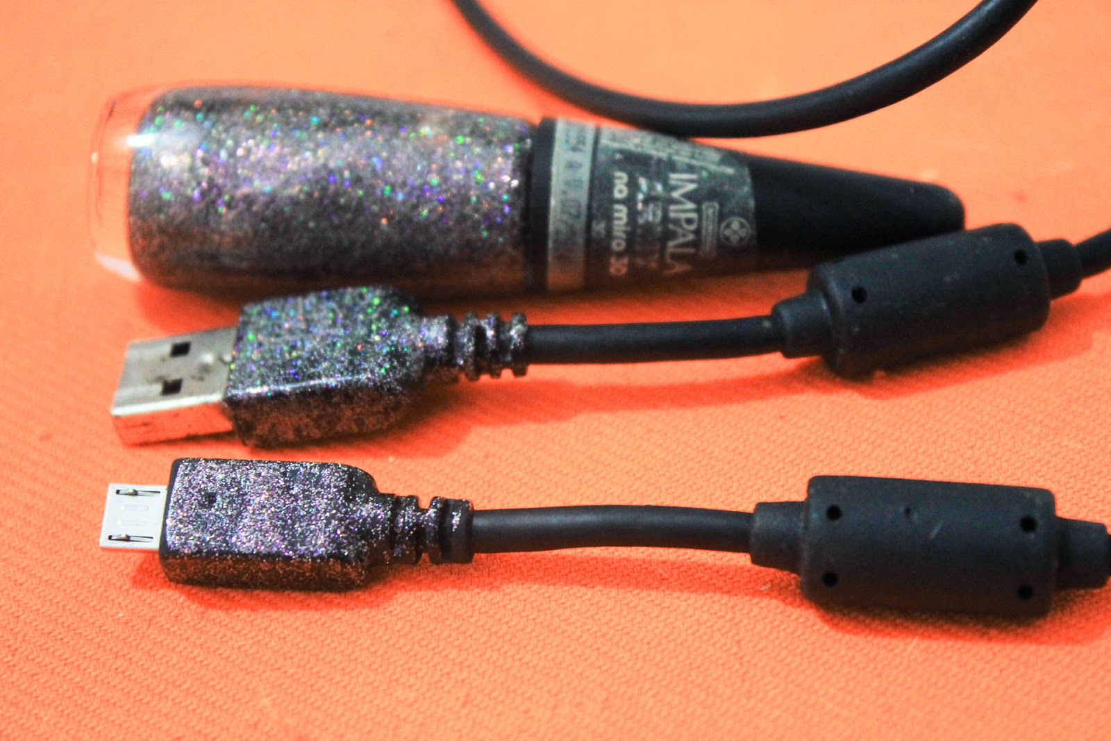 pintando carregador com esmalte, customizando carregador com esmalte, carregador customizado, cabo usb