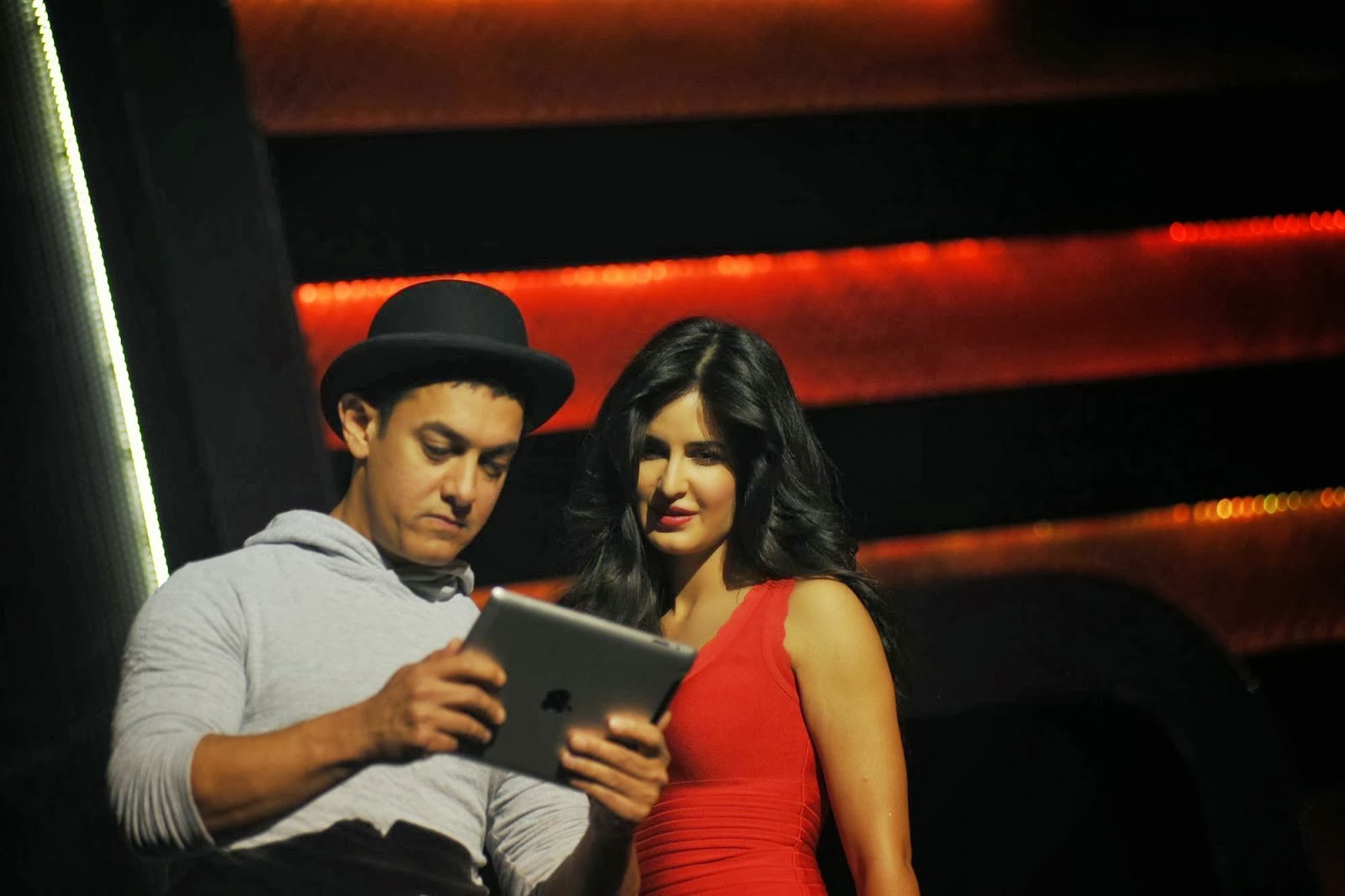 Katrina Kaif Smoking Hot Legs Show In a Figure Hugging Dress At Dhoom 3