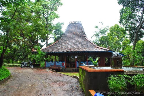 Gazebo restoran temu kencono
