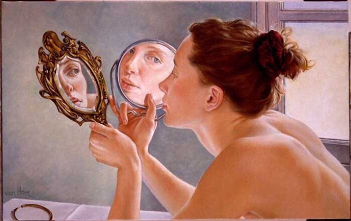 Шалашовка любуется собой перед зеркалом