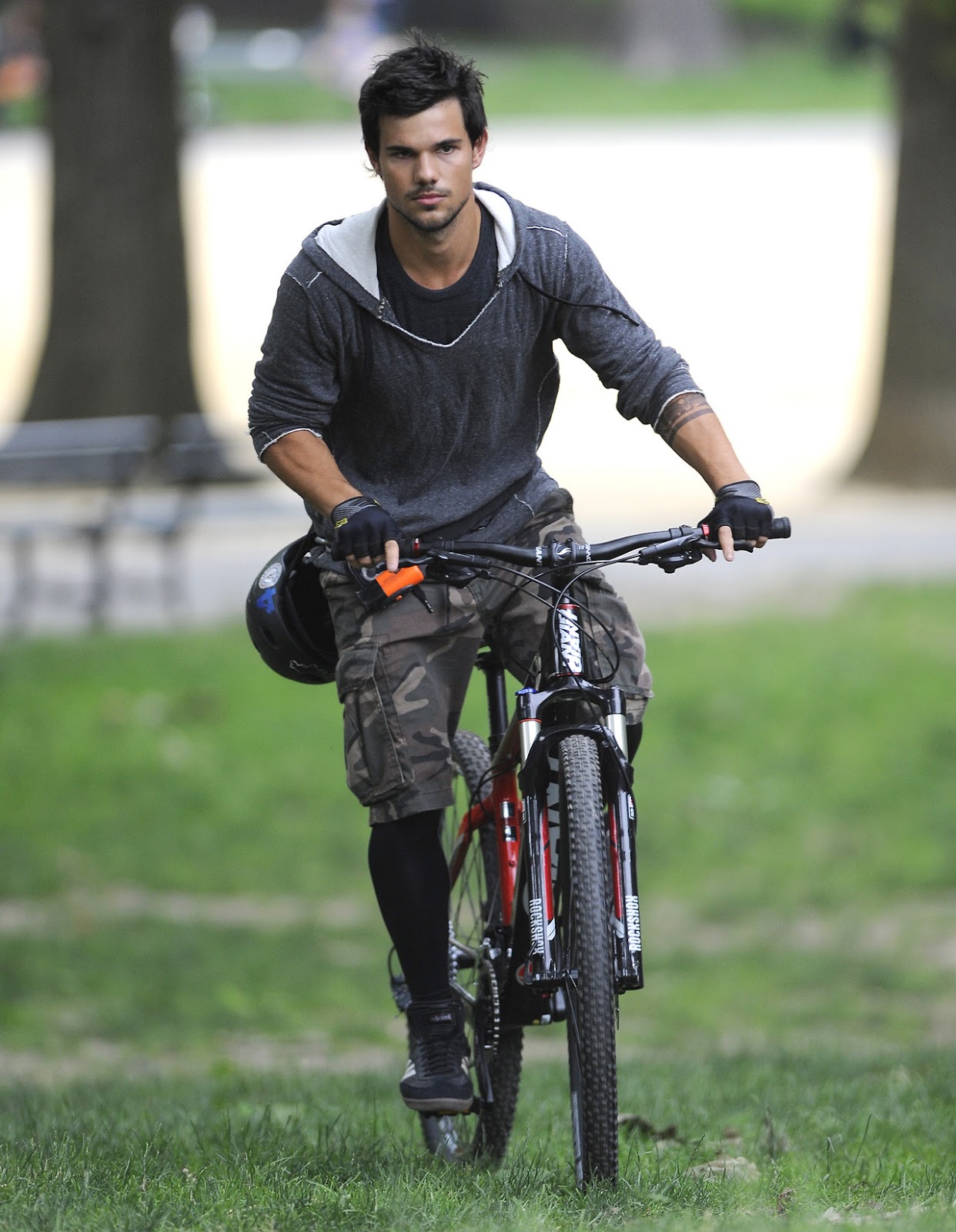 Fotos em HQ de Taylor Lautner no set de "Tracers" em Central Park...