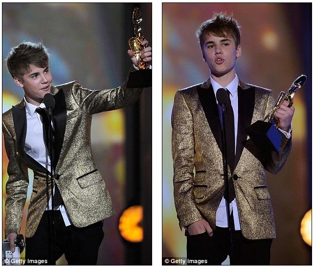 justin bieber selena gomez kiss billboard awards. Justin Bieber gives his award