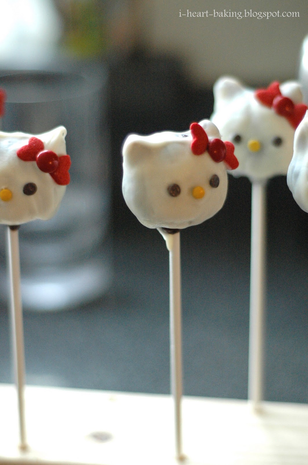 i heart baking! hello kitty cake pops