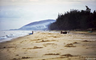 "Repérage" (Sujet : Mui Ne - la plage et ses pêcheurs ; Materiel : Canon A1, 135mm, Velvia 50)