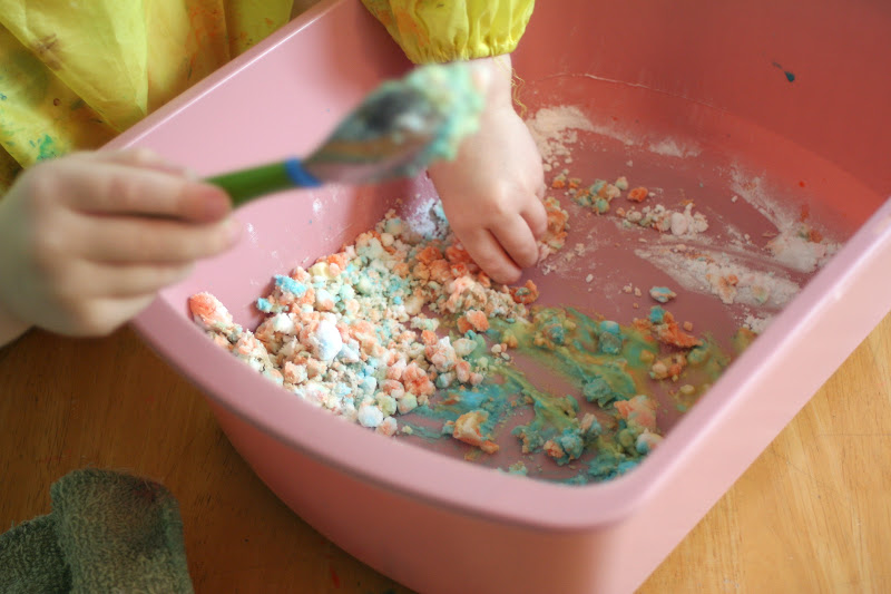 Little Page Turners: Fun with Science! "Painting" with Vinegar.