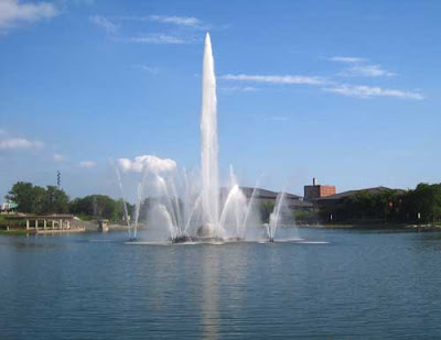 Large fountain in the middle of a man-made lake