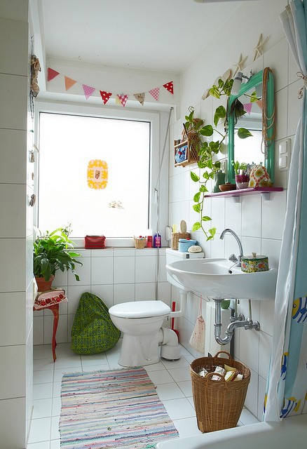 A Lovely Little World: Home decor for the day - quirky bathroom touches