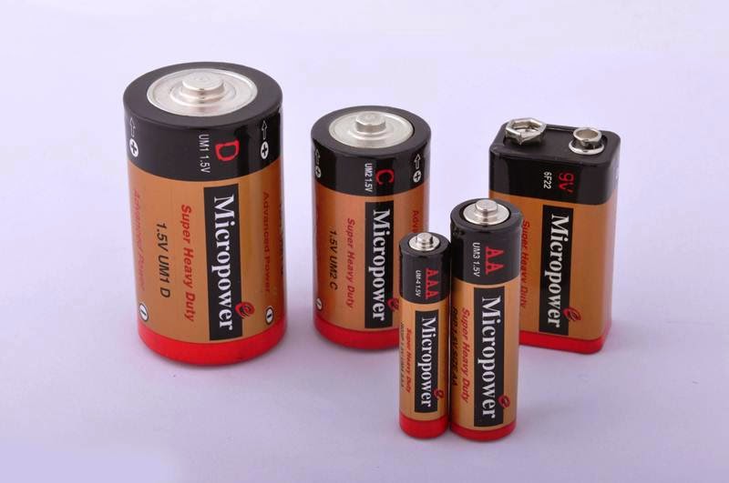 Tuliskan perbedaan antara baterai sekali pakai dan baterai isi ulang