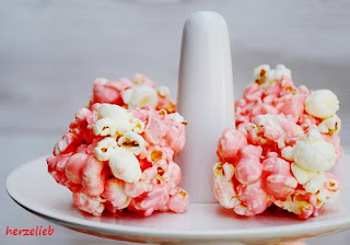Rosa Marshmallow-Popcorn-Bälle mit Mandelsplittern sind  kinderleicht herzustellen