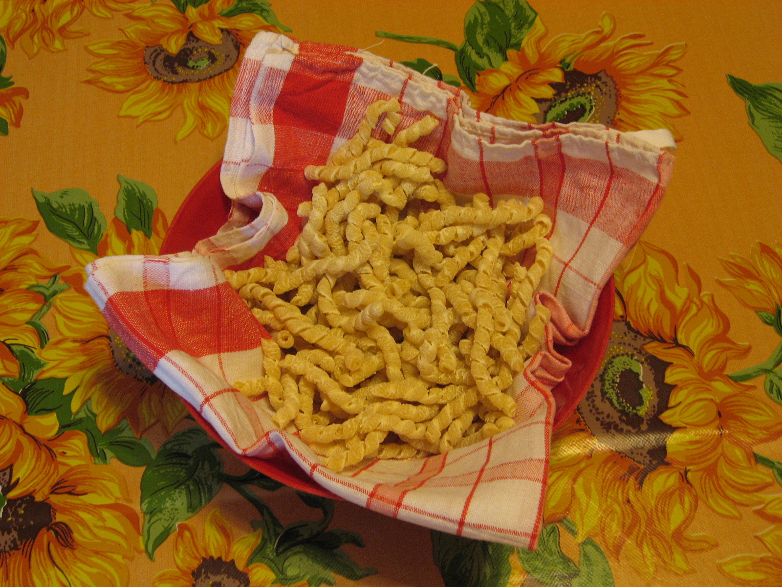 BUSIATE CON PESTO ALLA TRAPANESE E GAMBERI