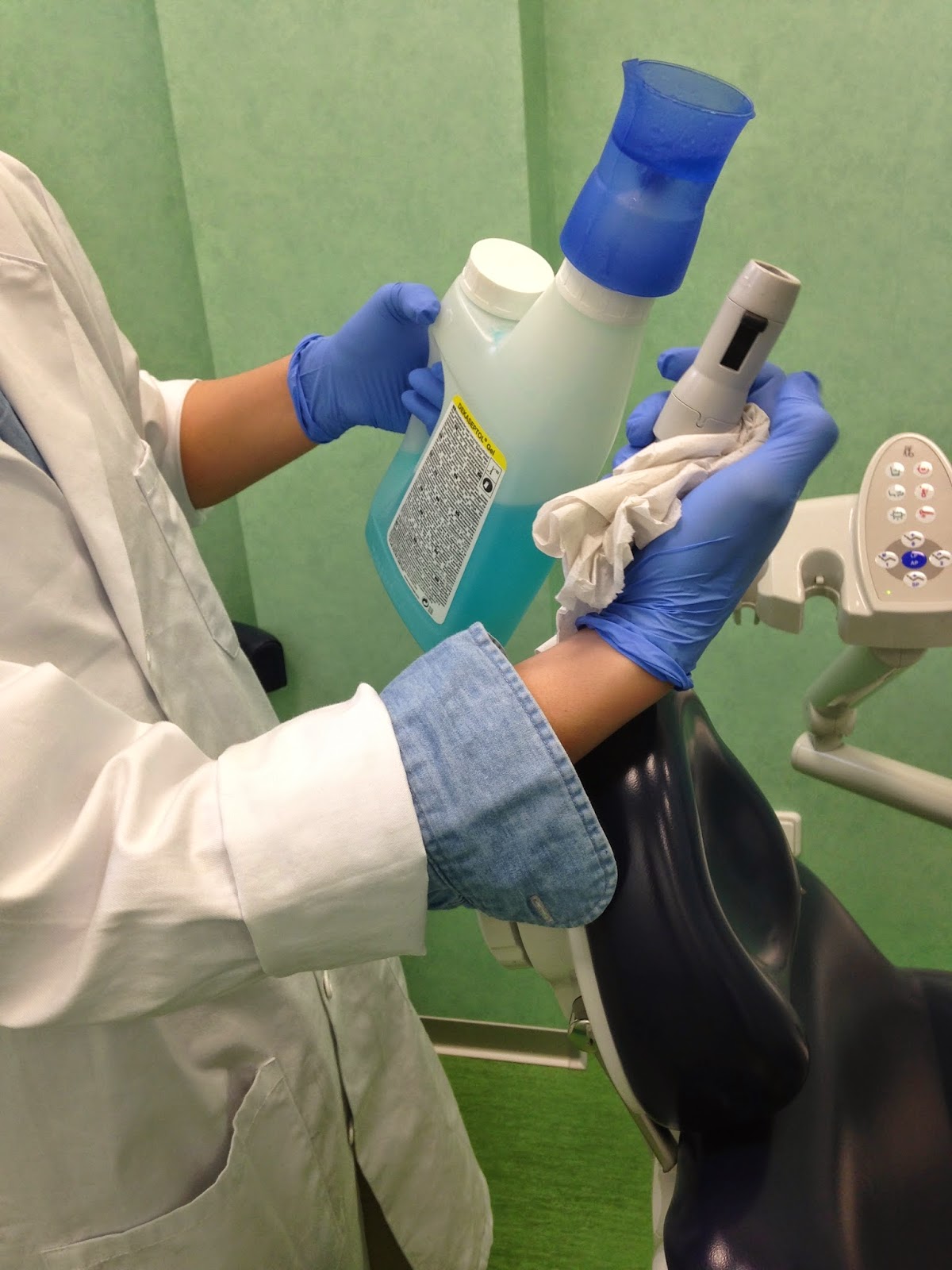 Disinfect the dental clinic ¡HOLA! MY DENTAL STUDENT LIFE