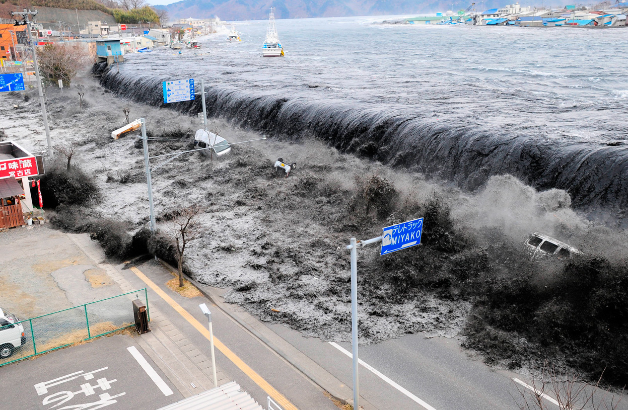 http://1.bp.blogspot.com/-mpx2ty9SNP4/ToGWC6nLxnI/AAAAAAAADjI/rNs9KjakKa4/s1600/tsunami-japan-1.jpg