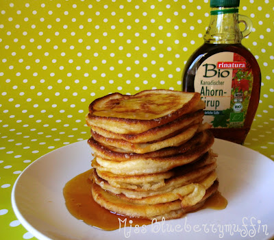North American breakfast: Pancake-Türmchen mit Ahornsirup