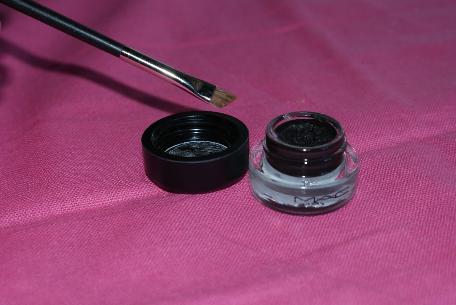 Taller de chapa y pintura Eyeliner en gel de MAC y brocha biselada 266