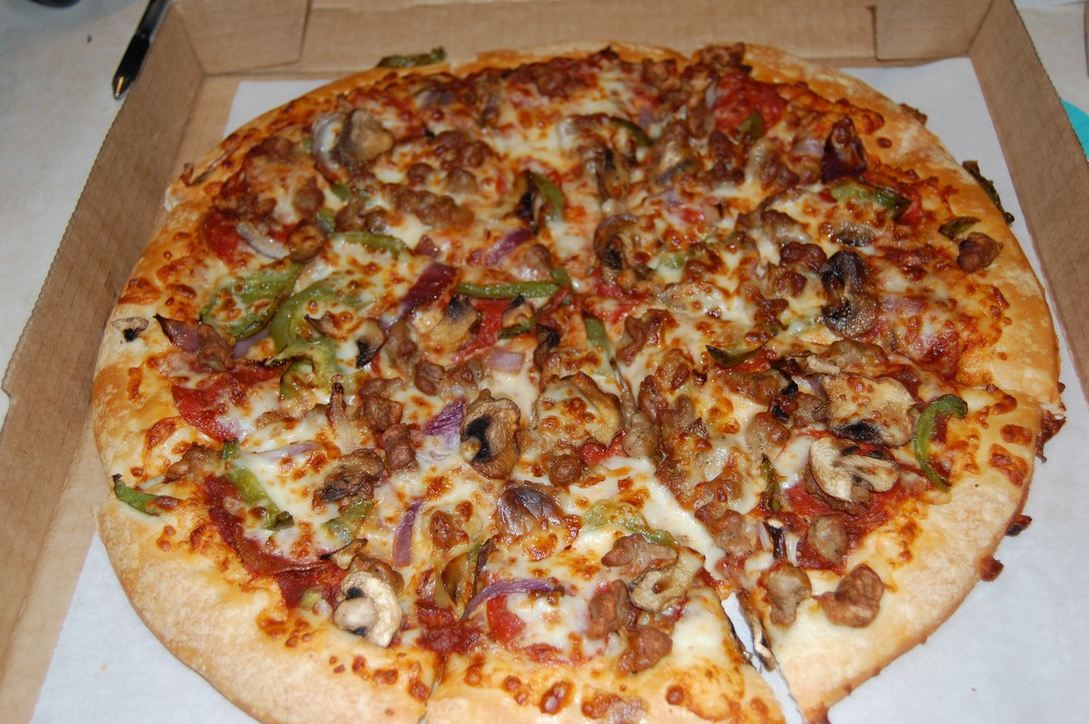 OC Food Reviews Week 3 Pizza Hut Supreme Pizza and Cinnamon Sticks