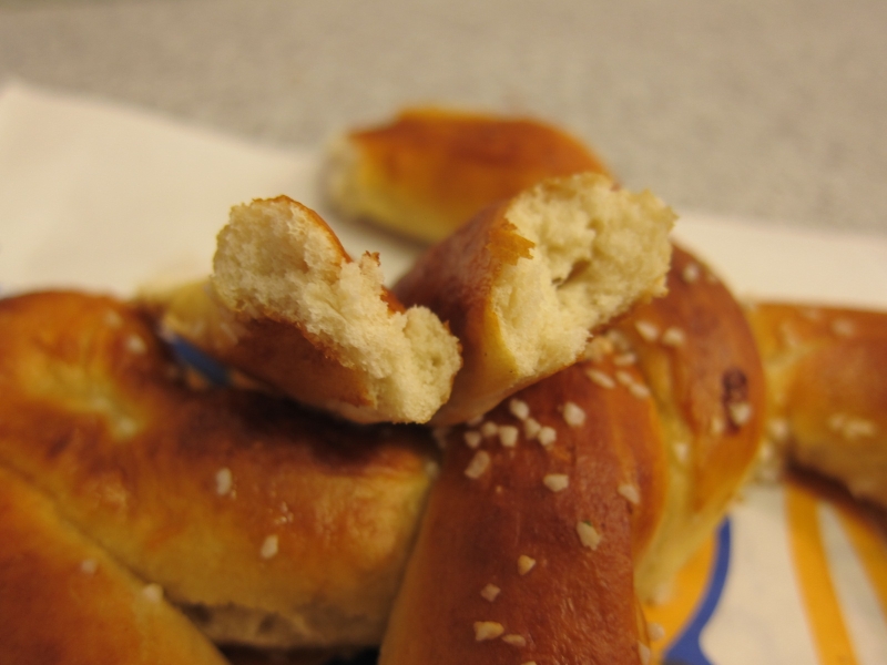 Review Auntie Anne's Original Pretzel Brand Eating