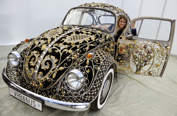 Ursula Jewelry : Car for wire work artist