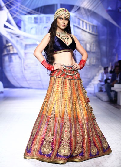 Kangana Ranaut and Kabir Bedi walk for JJ Valaya bridal show in Delhi-2013