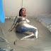 Kim Kardashian toma un sexy baño de 'mercurio'