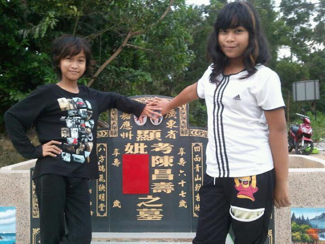 Remaja Melayu Duduk Atas Kubur Cina?