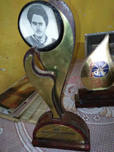 Award to Regina. Fernandes wife of Pai Tiatrist Joao Augustinho Fernandes.