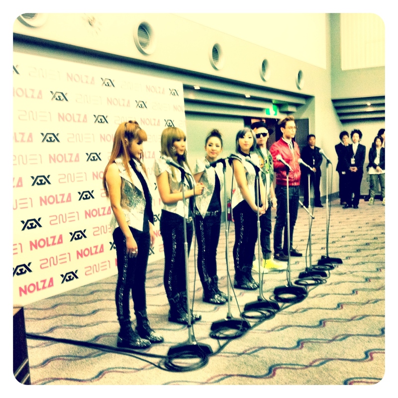 [Pics] GD&TOP en la Conferencia de Prensa del concierto en japón de 2NE1 Gdragon+top+2NE1+nolza+japan+avex+2+bigbangupdates.com