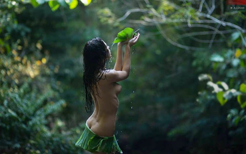 Голая девушка в джунглях 