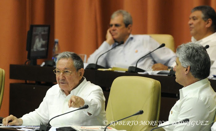 El General de Ejército Raúl Castro (C), Primer Secretario del Partido Comunista de Cuba y Presidente de los Consejos de Estado y de Ministros durante la clausura del VIII Congreso de la Unión de Escritores y Artistas de Cuba (UNEAC), en el Palacio de las Convenciones de La Habana, el 12 de abril de 2014 El General de Ejército Raúl Castro (C), Primer Secretario del Partido Comunista de Cuba y Presidente de los Consejos de Estado y de Ministros durante la clausura del VIII Congreso de la Unión de Escritores y Artistas de Cuba (UNEAC), en el Palacio de las Convenciones de La Habana, el 12 de abril de 2014