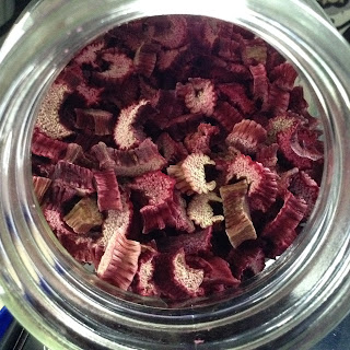 about 3 pounds of rhubarb dehydrated, fits in a 1 qt jar
