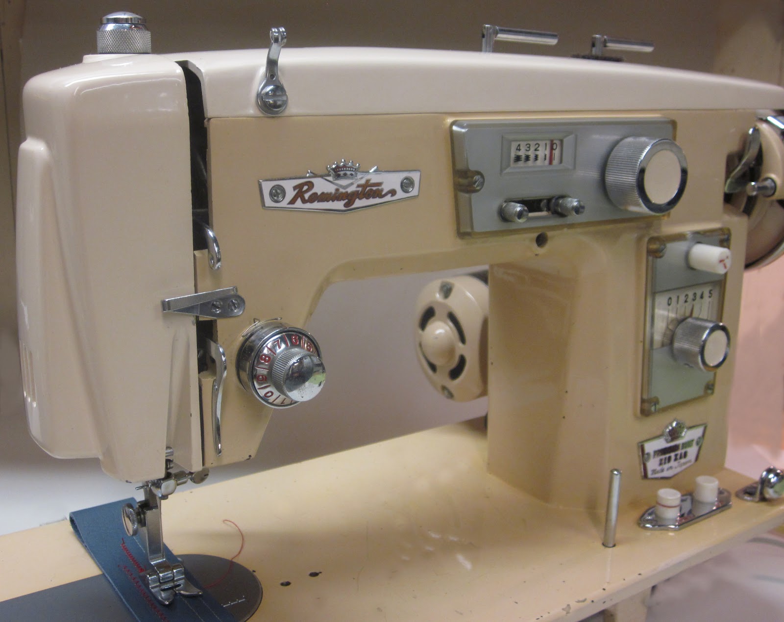 MI Vintage Sewing Machines Remington Zig Zag (1960's)