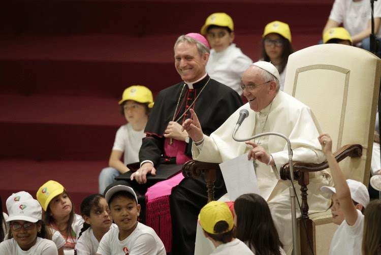 සාමය කියන්නේ මොකක්ද ?කුඩා දරුවෙකුගේ ප්රශ්ණයට පාප්තුමා දුන් පිළිතුර.... 9 Children6