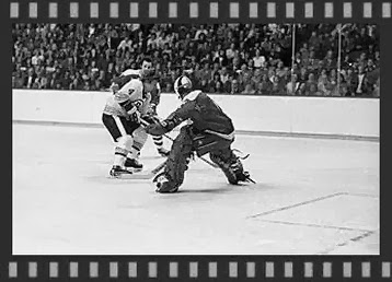 11/7/74:  Bobby Orr slices between Caps...