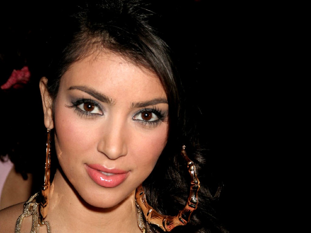 Kim Kardashian big earrings and pink lipstick Celebrity News
