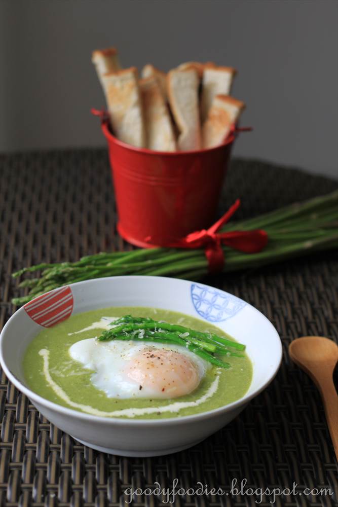 GoodyFoodies Recipe Creamy asparagus soup with poached egg, Parmesan
