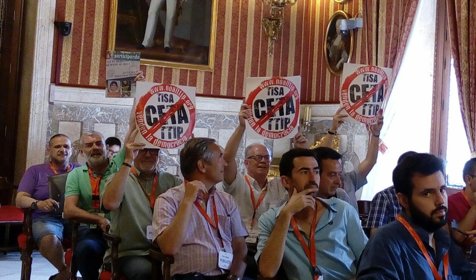 Miembros Plataforma Sevilla No al TTIP en pleno ayuntamiento en apoyo de moción contra el CETA