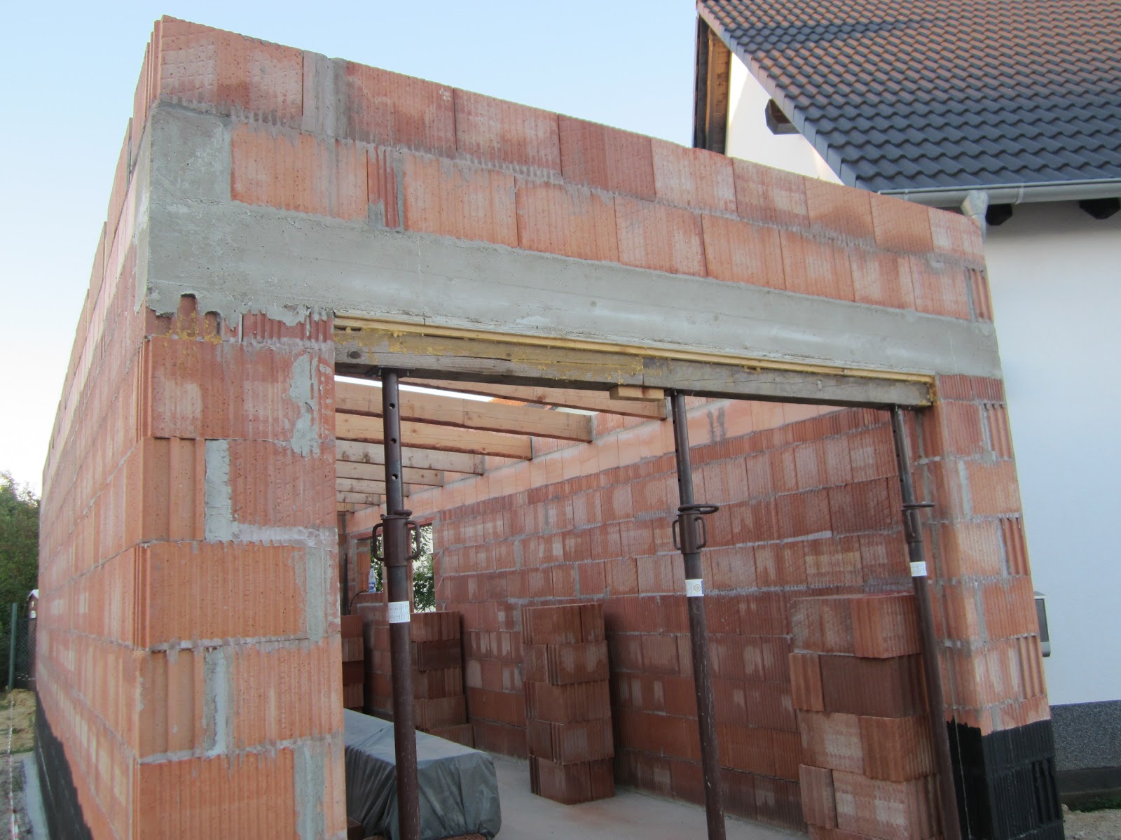 Unser Hausbau: Garage in Eigenleistung: Mauern der Attika