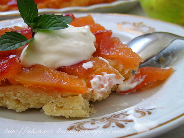 Перевернутый тарт с айвой