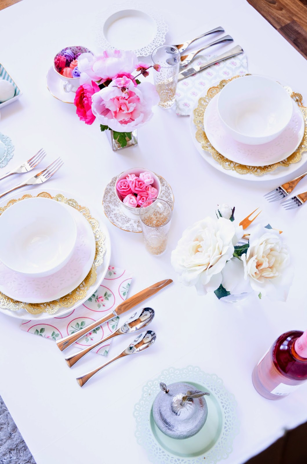 Easter brunch ideas: Pretty pastels and gold accents table scape settings