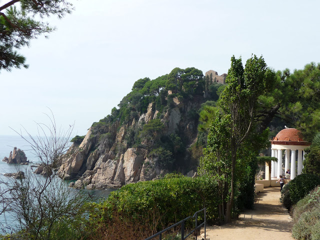 Беседка в ботаническом саду Маримуртра в Бланесе Беседка в ботаническом саду Маримуртра в Бланесе