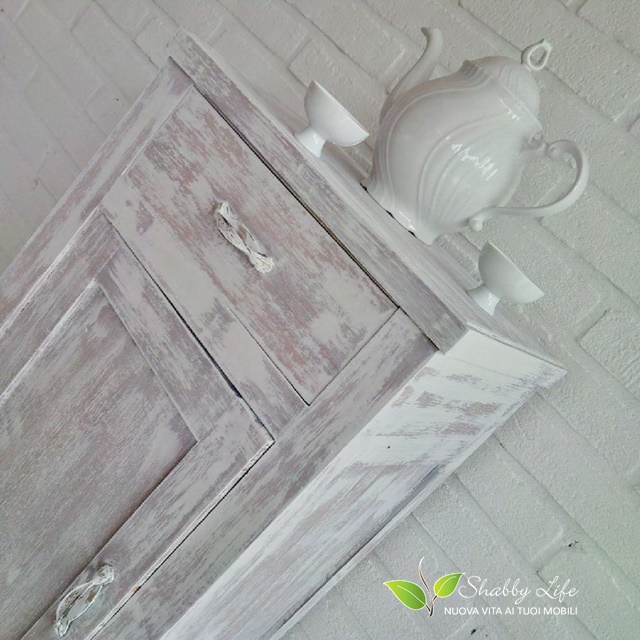whitewash e dry brush su un comodino