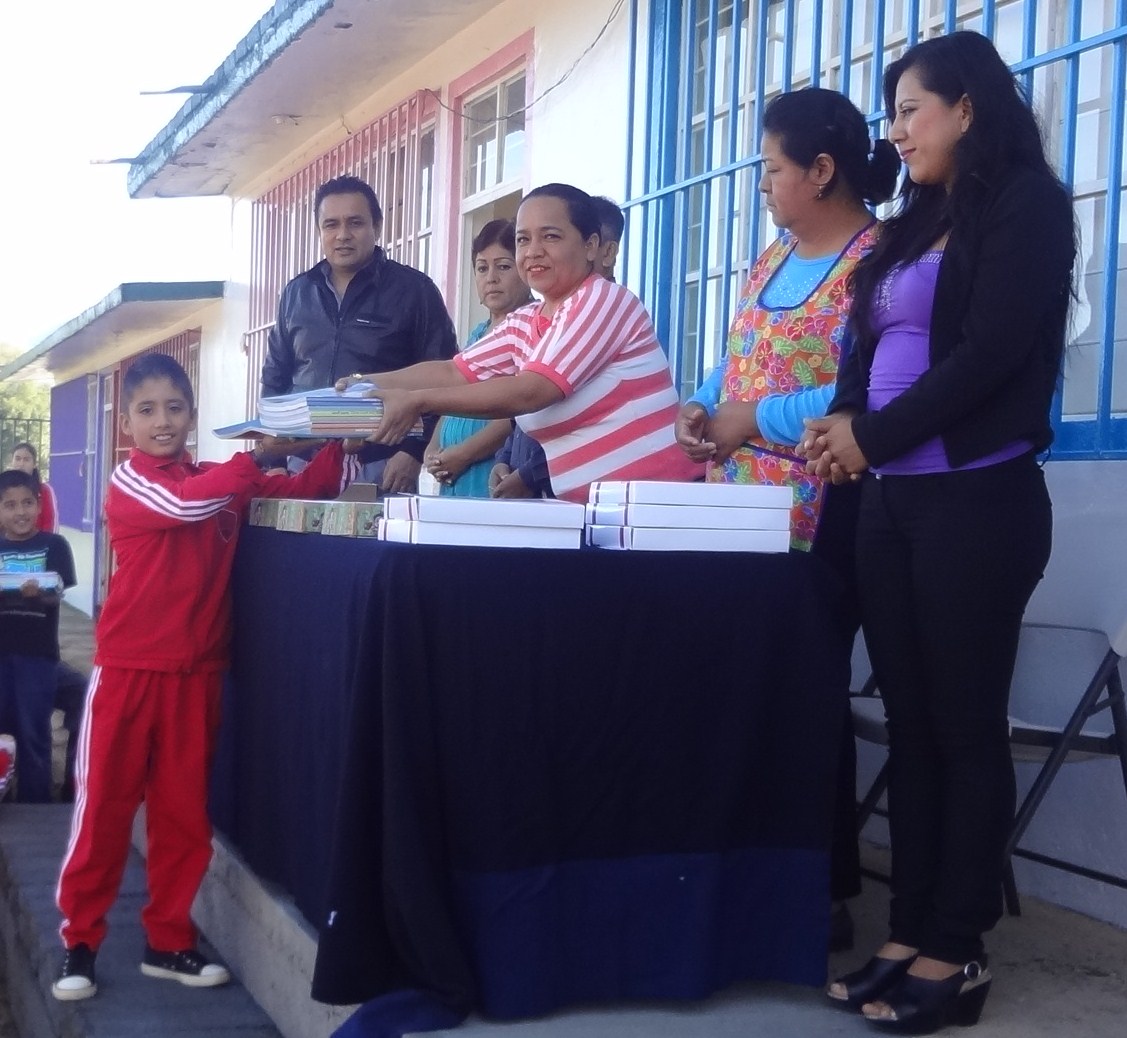 ENTREGA SIMBÓLICA DE LIBROS DE TEXTO