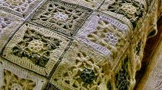 Manta realizada con grannys al crochet