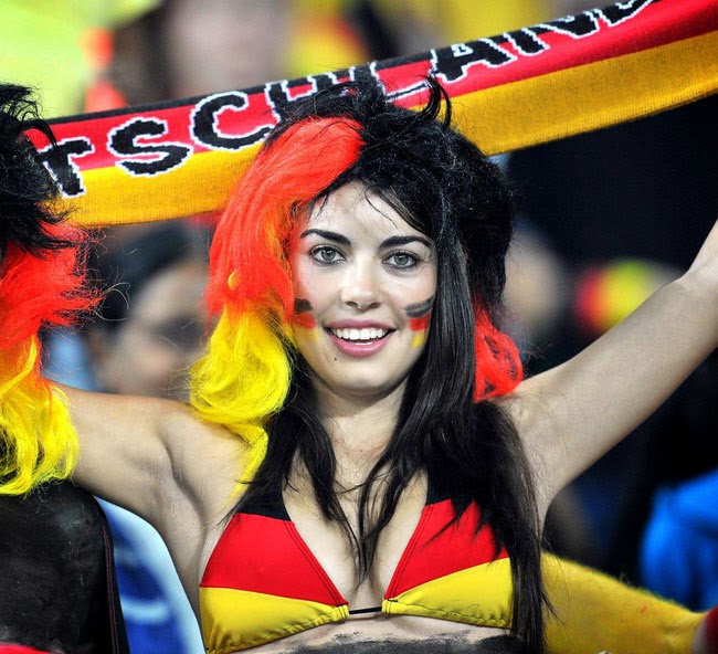 Vòm ngực quyến rũ trên khán đài World Cup