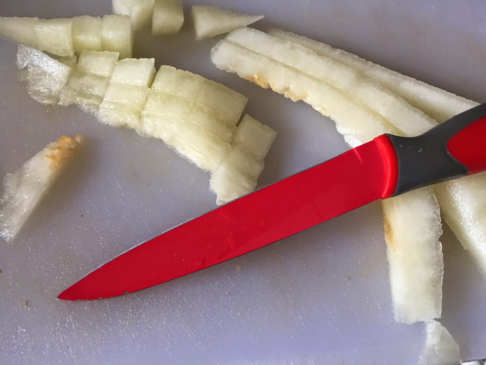 Rollitos de cecina rellenos de melón y queso, cortando melón platinum.
