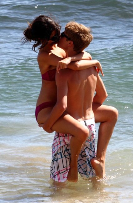 selena gomez and justin bieber beach date. 2010 Selena Gomez and Justin