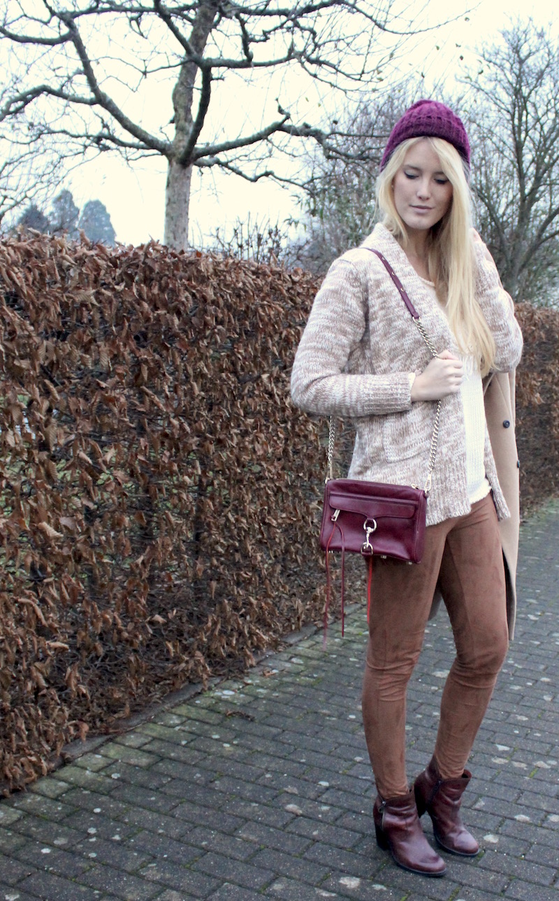 Outfit mit Sale Schnäppchen: braune Wildlederleggings und Strickcardigan Outfit mit Sale Schnäppchen: braune Wildlederleggings und Strickcardigan