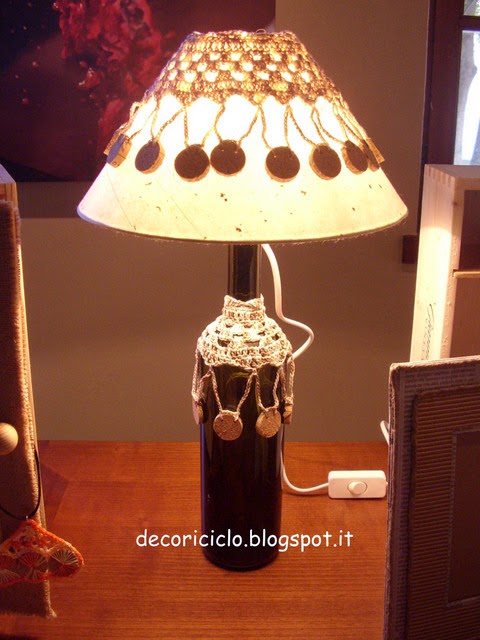 decoriciclo: Lampada fatta con una bottiglia e paralume decorato  all'uncinetto