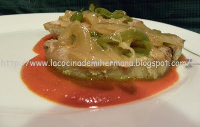 Atún Encebollado Con Salsa De Pimientos
