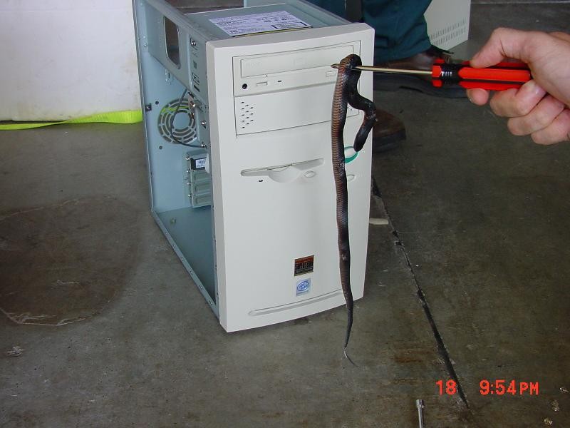 BE CAREFUL... अपने CPU के पास पैर रखने में सावधानी रखे- फोटोज देखे