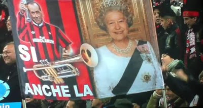 Berlusconi+si+tromba+anche+la+Regina+striscione+Queen+banner+AC+Milan+Arsenal.jpg